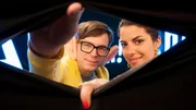 Clarissa und Ralph möchten sich gerne schon zu Beginn der Sendung am liebsten wieder verabschieden, weil man ja bekanntlich aufhören soll, wenn es am schönsten ist. Aber der Abschied will nicht recht gelingen. Wie spricht man nun dieses merkwürdige Wort "Adieu" aus? Clarissa und Ralph möchten sich gerne schon zu Beginn der Sendung am liebsten wieder verabschieden, weil man ja bekanntlich aufhören soll, wenn es am schönsten ist. Aber der Abschied will nicht recht gelingen. Wie spricht man nun dieses merkwürdige Wort "Adieu" aus?