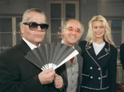 Die Sendung zeigt zahlreiche Ausschnitte aus 12 Jahren des WDR-Talks "Boulevard Bio": Alfred Biolek (M) mit seinen G&auml;sten, dem Modedesigner Karl Lagerfeld und  Top-Model Claudia Schiffer (Sendung vom 07.06.1994)