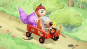 Als Crew und Passagiere eines Flugzeugs erleben Bitsy, Dylan, Ozzy und Daisy allerhand Turbulenzen. Im Spiel dient Dylans Bollerwagen dabei als Flugzeug. Als Crew und Passagiere eines Flugzeugs erleben Bitsy, Dylan, Ozzy und Daisy allerhand Turbulenzen. Im Spiel dient Dylans Bollerwagen dabei als Flugzeug.