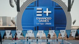 Das Logo der Enhanced Games ist hinter dem Schwimmbecken in der Wettkampfst&auml;tte in Las Vegas zu sehen.