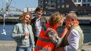 Chefkommissar Jan-Hinrich Reuter (Udo Kroschwald, r.) hat es ins Ziel geschafft! Bei einem Benefiz-Radrennen hat er damit eine Menge Geld für krebskranke Kinder gesammelt. Dr. Helene Sturbeck (Katharina Blaschke, 2.v.r.) kann ihren Stolz darüber nicht verbergen. Die beiden Polizisten Eddi Jansons (Gustavs Gailus, 2.v.l.) und Paula Moorkamp (Stella Hinrichs, l.) freuen sich mit. Chefkommissar Jan-Hinrich Reuter (Udo Kroschwald, r.) hat es ins Ziel geschafft! Bei einem Benefiz-Radrennen hat er damit eine Menge Geld für krebskranke Kinder gesammelt. Dr. Helene Sturbeck (Katharina Blaschke, 2.v.r.) kann ihren Stolz darüber nicht verbergen. Die beiden Polizisten Eddi Jansons (Gustavs Gailus, 2.v.l.) und Paula Moorkamp (Stella Hinrichs, l.) freuen sich mit.