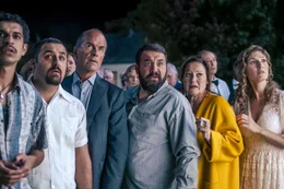 v.li.: Tarek (Mouataz Alshaltouh), Fawad (Sipan Hasan), Dieter Salzmann (Christoph Maria Herbst), Nabil (Sahin Eryilmaz), Gerlinde (Charlotte Schwab), Leonie (Mira Benser).