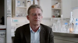 Univ.-Prof. Dr. med. Christian Strasburger, Hormonforscher der Charit&eacute; Berlin, im Labor der Klinik f&uuml;r Endokrinologie, Stoffwechsel- und Ern&auml;hrungsmedizin.