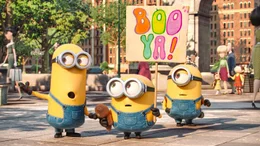 "Minions", Die Minions haben im Verlauf der Erdgeschichte stets den schlimmsten Schurken gedient. Zurzeit fehlt ihnen aber ein b&ouml;ses Idol. Antriebslos darben sie in schwerer Depression. Kevin, Stuart und Bob begeben sich daher beherzt auf die Suche nach einem neuen Anf&uuml;hrer. Im Jahr 1968, also 42 vor Gru, landen sie in New York. Bei der Messe der Mega-B&ouml;sewichte in Orlando hoffen sie, f&uuml;ndig zu werden. Super-Schurkin Scarlett Overkill scheint die ideale Meisterin zu sein, erweist sich aber anspruchsvoller als erwartet.  SENDUNG: ORF eins - SA - 15.08.2020 - 13:25 UHR. - Veroeffentlichung fuer Pressezwecke honorarfrei ausschliesslich im Zusammenhang mit oben genannter Sendung oder Veranstaltung des ORF bei Urhebernennung.