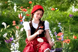 Rotk&auml;ppchen (Kathleen Frontzek) freut sich &uuml;ber die Blumenpracht im Wald. Sie will der kranken Gro&szlig;mutter einen sch&ouml;nen Strau&szlig; bringen.
