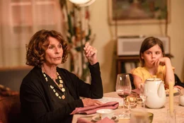 L-R: Frau Kornmann (Senta Berger) und Oskar/Lili (Laur&igrave;)