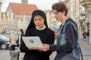 Jens (Lukas Schmidt) erklärt Schwester Hanna (Janina Hartwig), wie umfassend das Cybermobbing gegen Tina ist. Jens (Lukas Schmidt) erklärt Schwester Hanna (Janina Hartwig), wie umfassend das Cybermobbing gegen Tina ist.