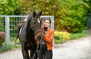 Jenny Guldenstein (Giulia Goldammer), Pferdenärrin und passionierte Jägerin, ist nach Tod des Familienoberhauptes aus Kanada zurückgekehrt, um die Nachlassangelegenheiten mit ihren Brüdern zu regeln. Jenny Guldenstein (Giulia Goldammer), Pferdenärrin und passionierte Jägerin, ist nach Tod des Familienoberhauptes aus Kanada zurückgekehrt, um die Nachlassangelegenheiten mit ihren Brüdern zu regeln.