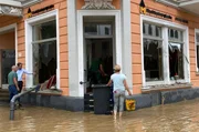 Heike Simon vor dem Versicherungsb&uuml;ro ihres Mannes am Mittag des 15.7.2021.
