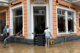 Heike Simon vor dem Versicherungsb&uuml;ro ihres Mannes am Mittag des 15.7.2021.