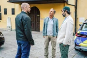 Pfarrer Reiser (Stephan Zinner, links) und Imam Kilic (Bijan Zamani, rechts) diskutieren mit Kriminaler Steiner (Klaus Haderer, Mitte).