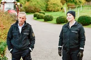 Paul Schott (Tim Wilde, l.) und Nele Fehrenbach (Floriane Daniel, r.) informieren die Angehörigen über den Tod des ältesten Nachkommen der Unternehmerdynastie Guldenstein. Paul Schott (Tim Wilde, l.) und Nele Fehrenbach (Floriane Daniel, r.) informieren die Angehörigen über den Tod des ältesten Nachkommen der Unternehmerdynastie Guldenstein.