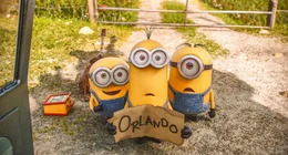 "Minions", Die Minions haben im Verlauf der Erdgeschichte stets den schlimmsten Schurken gedient. Zurzeit fehlt ihnen aber ein b&ouml;ses Idol. Antriebslos darben sie in schwerer Depression. Kevin, Stuart und Bob begeben sich daher beherzt auf die Suche nach einem neuen Anf&uuml;hrer. Im Jahr 1968, also 42 vor Gru, landen sie in New York. Bei der Messe der Mega-B&ouml;sewichte in Orlando hoffen sie, f&uuml;ndig zu werden. Super-Schurkin Scarlett Overkill scheint die ideale Meisterin zu sein, erweist sich aber anspruchsvoller als erwartet.  SENDUNG: ORF eins - SA - 15.08.2020 - 13:25 UHR. - Veroeffentlichung fuer Pressezwecke honorarfrei ausschliesslich im Zusammenhang mit oben genannter Sendung oder Veranstaltung des ORF bei Urhebernennung.