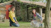 Mattis (Alex James Ellison, l.) und Mia (Margot Nuccetelli, r.) suchen verzweifelt nach Papagei Baldwin. Der ist aus der K&uuml;che entwischt und scheint sich vor ihnen zu verstecken.
