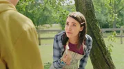 Mia (Margot Nuccetelli, r.) ist sich sicher. Die Federn, die Mattis (Alex James Ellison, l. im Anschnitt) im Garten gefunden hat, geh&ouml;ren nicht zu dem entflogenen Papagei Baldwin. Der hat sich woanders versteckt.  Also hei&szlig;t es: Weiter suchen.