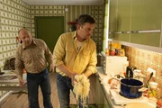 L-R: Rudi Birkenberger (Simon Schwarz), Franz Eberhofer (Sebastian Bezzel).