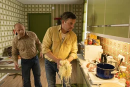 L-R: Rudi Birkenberger (Simon Schwarz), Franz Eberhofer (Sebastian Bezzel).