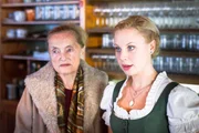 L-R: Frau Weininger (Erni Mangold), Miri (Katharina Stra&szlig;er).