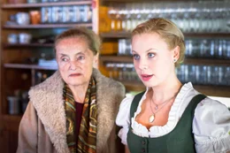 L-R: Frau Weininger (Erni Mangold), Miri (Katharina Stra&szlig;er).