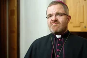 Bischof (Cornelius Obonya).
