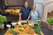 Kreative Pestorezepte für jede Jahreszeit: Hauswirtschaftsmeisterin und Moderatorin Yvonne Willicks (r.) und Björn Freitag (l.) experimentieren mit saisonalen Zutaten und kreieren vier außergewöhnlich Pestos. Kreative Pestorezepte für jede Jahreszeit: Hauswirtschaftsmeisterin und Moderatorin Yvonne Willicks (r.) und Björn Freitag (l.) experimentieren mit saisonalen Zutaten und kreieren vier außergewöhnlich Pestos.
