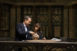 In einer neuen Buchverfilmung des Autors Dan Brown versuchen Symbol-Forscher Robert Langdon (Tom Hanks) und Sienna Brooks (Felicity Jones) mit Hilfe von ausgelegten Hinweisen einem R&auml;tsel auf die Spur zu kommen und damit die Welt vor einer Katastrophe zu retten...