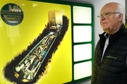 Martin Herrenknecht vor dem Schaubild der ersten von ihm vor 50 Jahren konstruierten Tunnelbohrmaschine