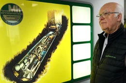 Martin Herrenknecht vor dem Schaubild der ersten von ihm vor 50 Jahren konstruierten Tunnelbohrmaschine