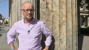 Karsten Schwanke am Säulengang vor dem Neuen Museum in Berlin. Die Säulen zeigen noch deutlich die Einschusslöcher aus dem Zweiten Weltkrieg. Karsten Schwanke am Säulengang vor dem Neuen Museum in Berlin. Die Säulen zeigen noch deutlich die Einschusslöcher aus dem Zweiten Weltkrieg.