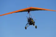 Anna fliegt über die Weiten Namibias. Von da oben fallen ihr Erdhügel auf: Es sind Termitenbauten. Anna fliegt über die Weiten Namibias. Von da oben fallen ihr Erdhügel auf: Es sind Termitenbauten.
