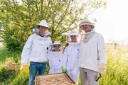 Julian mit den Sch&uuml;lern Greta und Peter sowie mit Schulg&auml;rtner Bernhard Korilla (re.)