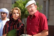 Der feinsinnige Holger (Michael Mendl) und die kunstinteressierte Anna (Michaela May) begeben sich auf eine kulturelle Entdeckungsreise durch Dubai. Der feinsinnige Holger (Michael Mendl) und die kunstinteressierte Anna (Michaela May) begeben sich auf eine kulturelle Entdeckungsreise durch Dubai.