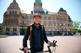 Heimatbesuch: Martin Brambach macht auf seiner Radtour Halt vor dem Rathaus in Recklinghausen.