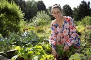 Nabila Pelz baut erfolgreich Gemüse, Obst und Kräuter an, die sie gern in der Outdoorküche direkt vor Ort verarbeitet. Nabila Pelz baut erfolgreich Gemüse, Obst und Kräuter an, die sie gern in der Outdoorküche direkt vor Ort verarbeitet.