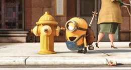 "Minions", Die Minions haben im Verlauf der Erdgeschichte stets den schlimmsten Schurken gedient. Zurzeit fehlt ihnen aber ein b&ouml;ses Idol. Antriebslos darben sie in schwerer Depression. Kevin, Stuart und Bob begeben sich daher beherzt auf die Suche nach einem neuen Anf&uuml;hrer. Im Jahr 1968, also 42 vor Gru, landen sie in New York. Bei der Messe der Mega-B&ouml;sewichte in Orlando hoffen sie, f&uuml;ndig zu werden. Super-Schurkin Scarlett Overkill scheint die ideale Meisterin zu sein, erweist sich aber anspruchsvoller als erwartet.  SENDUNG: ORF eins - SA - 15.08.2020 - 13:25 UHR. - Veroeffentlichung fuer Pressezwecke honorarfrei ausschliesslich im Zusammenhang mit oben genannter Sendung oder Veranstaltung des ORF bei Urhebernennung.