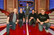 Moderator Kai Pflaume (M.) und seine Rateteam-Kapit&auml;ne Bernhard Ho&euml;cker (l.) und Elton (r.) begr&uuml;&szlig;en in dieser Sendung den Schauspieler Peter Lohmeyer (2.v.l.) und den Schauspieler Ronald Zehrfeld (2.v.r.).