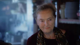 Frau Weiniger (Erni Mangold).
