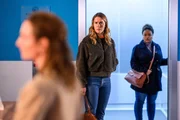 Auf dem Weg in den Feierabend trauen Betty (Henrike Hahn, M.) und Zoe (Catherine Chikosi, r.) ihren Augen kaum als plötzlich Prof. Dr. Ariane Schönfelder (Dagny Dewarth, l.) in der Karlsklinik vor ihnen steht. Auf dem Weg in den Feierabend trauen Betty (Henrike Hahn, M.) und Zoe (Catherine Chikosi, r.) ihren Augen kaum als plötzlich Prof. Dr. Ariane Schönfelder (Dagny Dewarth, l.) in der Karlsklinik vor ihnen steht.