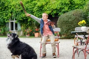 Oskar (Philipp Franck) freundet sich mit Herrn Hund an. Oskar (Philipp Franck) freundet sich mit Herrn Hund an.