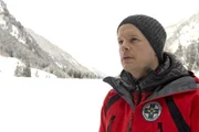 Bergretter Ben (Mirko Lang) macht sich große Sorgen um seine Kollegen, zu denen schon vor Stunden der Kontakt abgebrochen ist. Bergretter Ben (Mirko Lang) macht sich große Sorgen um seine Kollegen, zu denen schon vor Stunden der Kontakt abgebrochen ist.