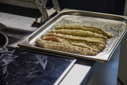Frische Fischfilets in schmackhafter Panade bevor sie in Pflanzen&ouml;l ausgebacken werden.