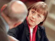 Die Sendung zeigt zahlreiche Ausschnitte aus 12 Jahren des WDR-Talks "Boulevard Bio": Alfred Biolek mit Gast Angela Merkel zum Thema: "Politik frisst Seele auf". (Sendung vom 25.01.00)