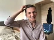 Allein bei dem Gedanken an Läuse fängt es "PUR+"-Moderator Eric Mayer überall an zu kribbeln. "PUR+" klärt auf, was dabei hilft, Läuse wieder loszuwerden. Zudem ist Eric Mayer unterwegs, um Zecken einzusammeln und im Labor untersuchen zu lassen. Und er unterstützt einen Wanzen-Experten beim Training seiner Spürhunde. Allein bei dem Gedanken an Läuse fängt es "PUR+"-Moderator Eric Mayer überall an zu kribbeln. "PUR+" klärt auf, was dabei hilft, Läuse wieder loszuwerden. Zudem ist Eric Mayer unterwegs, um Zecken einzusammeln und im Labor untersuchen zu lassen. Und er unterstützt einen Wanzen-Experten beim Training seiner Spürhunde.