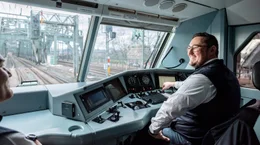 Alles andere als Routine: Lokf&uuml;hrer Sebastian V&ouml;lker bei der Fahrt &uuml;ber Deutschlands meistbefahrene Eisenbahnbr&uuml;cke, die Hohenzollernbr&uuml;cke in K&ouml;ln.