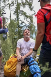 Einsatz der Bergwacht Ramsau: Patient vor dem Abtransport mit dem Helikopter. Einsatz der Bergwacht Ramsau: Patient vor dem Abtransport mit dem Helikopter.