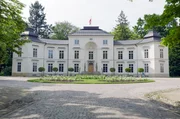 Der im 18. Jahrhundert im Łazienki-Park errichtete Palast auf dem Wasser blieb wie durch ein Wunder von Kriegszerst&ouml;rungen verschont und z&auml;hlt zu den bedeutendsten Sehensw&uuml;rdigkeiten Warschaus.