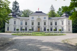 Der im 18. Jahrhundert im Łazienki-Park errichtete Palast auf dem Wasser blieb wie durch ein Wunder von Kriegszerst&ouml;rungen verschont und z&auml;hlt zu den bedeutendsten Sehensw&uuml;rdigkeiten Warschaus.