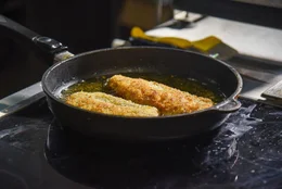 Fischfilets braten goldbraun-knusprig in der Pfanne im hei&szlig;en Pflanzen&ouml;l und entwickeln dabei eine herrlich aromatische Kruste.