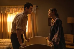Otto jung (Truman Hanks), Sonya (Rachel Keller).