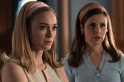 Clara Montesinos (l., Marta Hazas) und Paloma Oliver (r., Marta Torn&eacute;).